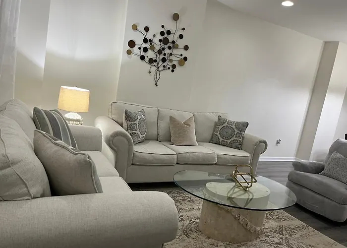 Cozy Home Located In A Prime Area.