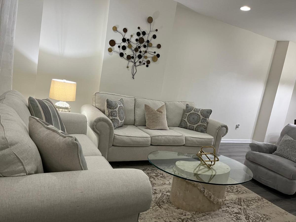 Cozy Located In A Prime Area. *