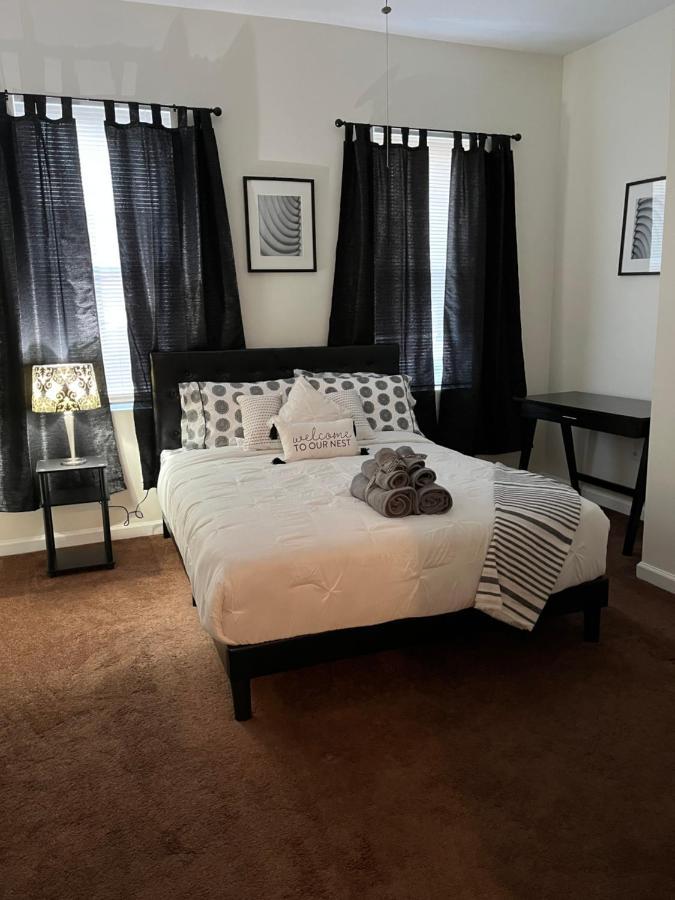 Cozy Located In A Prime Area. Сasa de vacaciones *